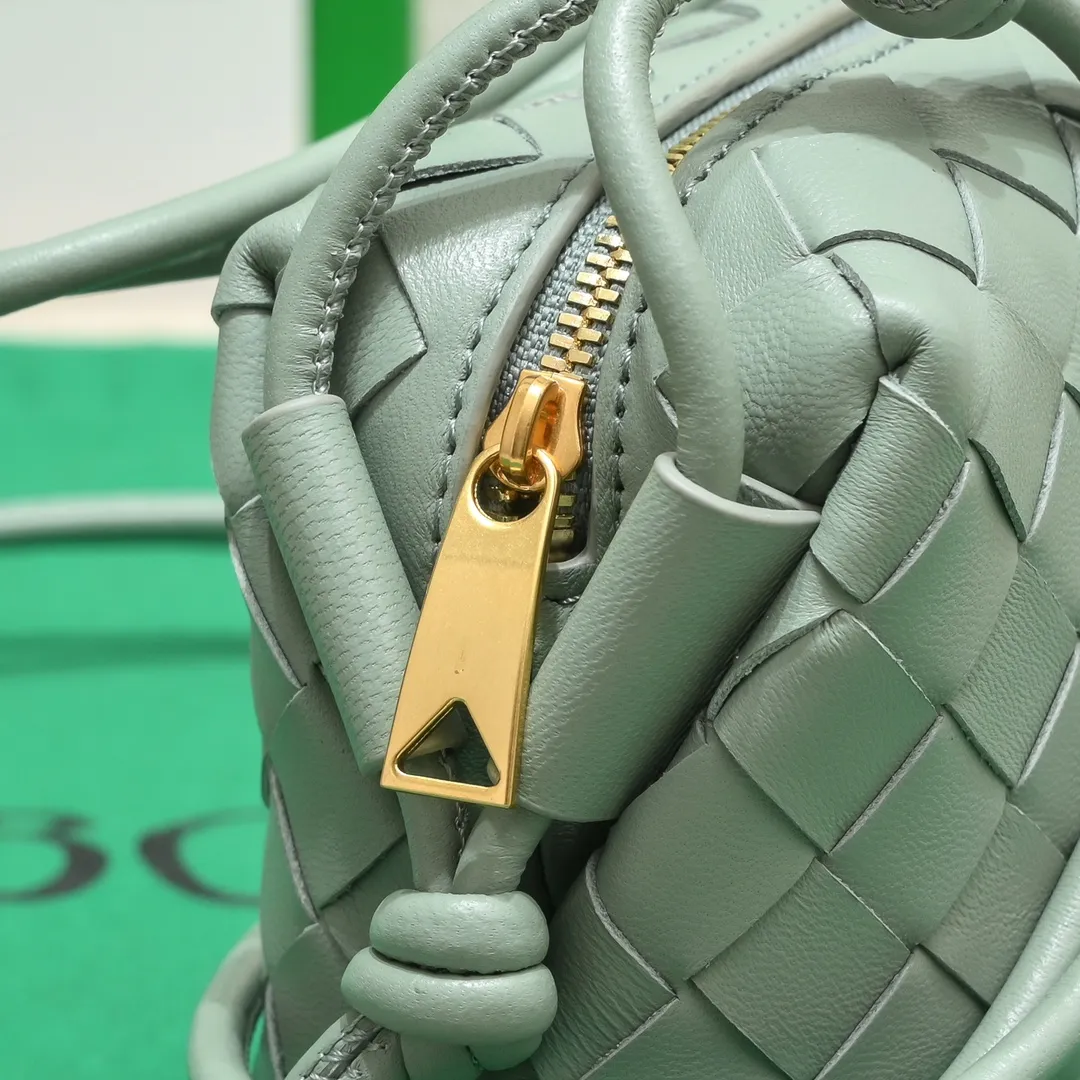 Batch 1160 B's new model is coming🔥Classic woven logo✅ The bag body is made of selected original sheepskin. The texture is soft and waxy. The simple square bag body is classic and versatile. The internal design is very practical. It has a large space and an adjustable iconic leather drawstring. It can be said to be both elegant and practical. The design is very simple and elegant. It has a kind of literary and retro style. Size model: 17*10*6cm, model number: 9896